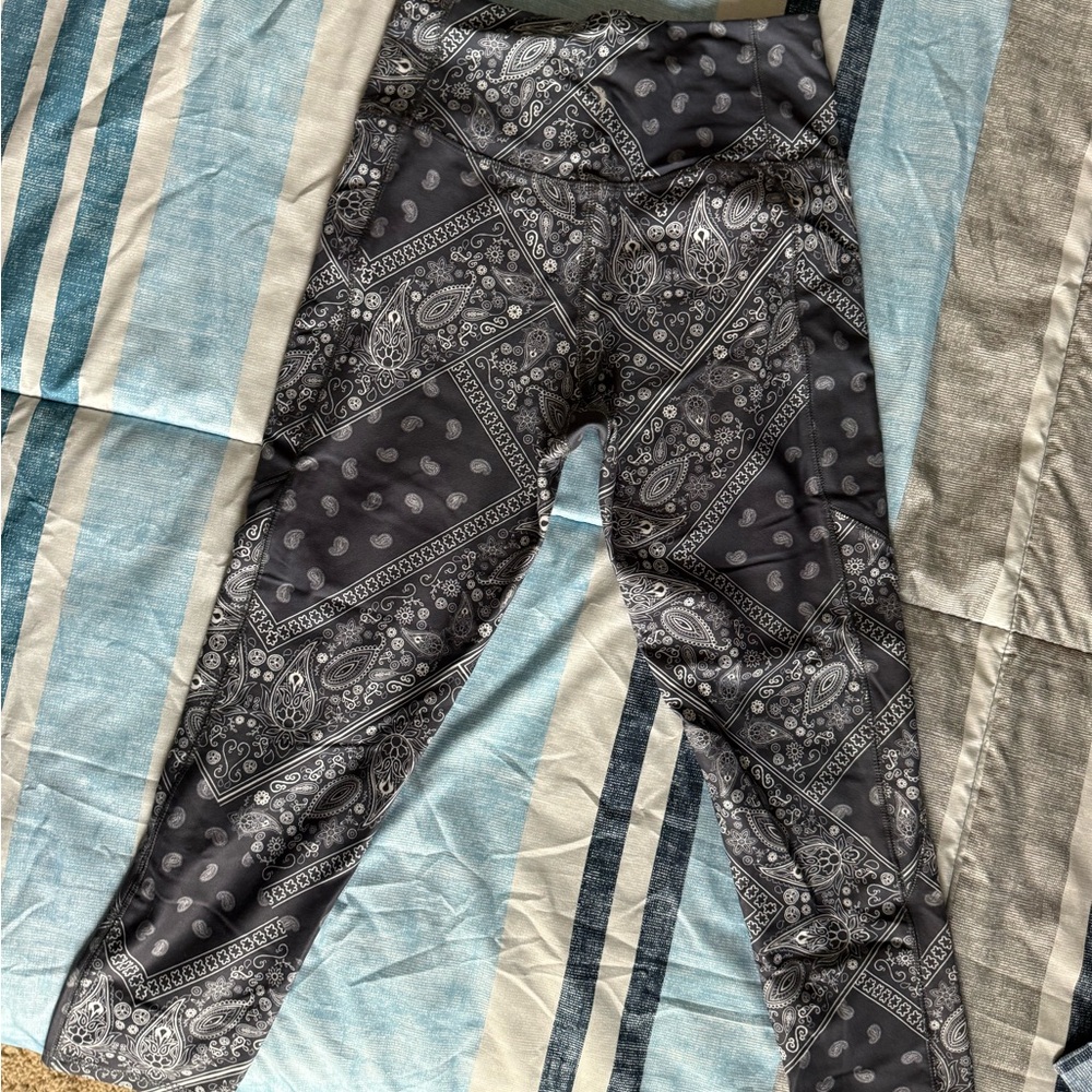 Jessica Simpson Black and Gray Paisley Women’s Leggings